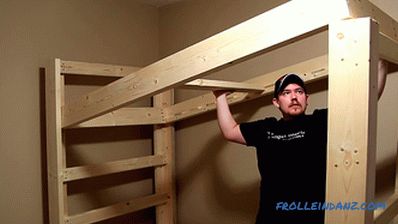 Kako napraviti krevet na kat s rukama s drvetom + Foto