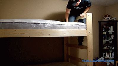 Kako napraviti krevet na kat s rukama s drvetom + Foto