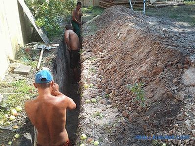 Polaganje kanalizacionih cevi u zemlju